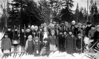 Tyttöjen hiihtokilpailut 1920 -luvulla.