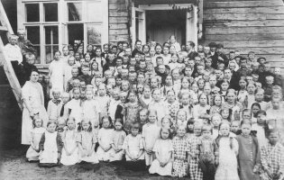 Nurmin koulun oppilaat koulunedessä v. 1926