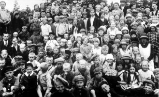 Nurmin koululaiset retkellä Tulenmäellä v. 1928