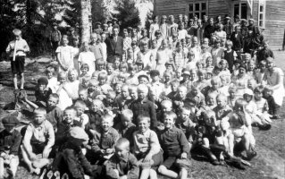 Nurmin koululaiset koulun edessä v. 1930.