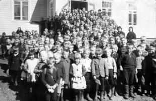 Vahvialan koululaisia kirkon edessä.