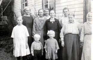 Nurmin naisia ryhmäkuvassa