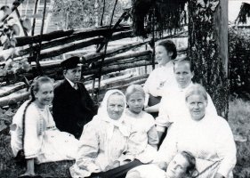 Ihmisiä Mattilan pihalla v. 1912