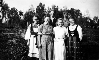Yläsahan tytöt Marja, Sinikka, Ulpu ja Lyyli.
