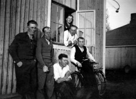 Kumitehtaan työläisiä