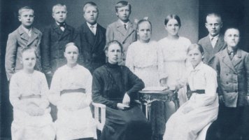Kirkonkylän/Sipilän oppilaat ja opettaja v. 1919 tai 1920