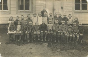 Kirkonkylän/Sipilän oppilaat ja opettaja v. n. 1926