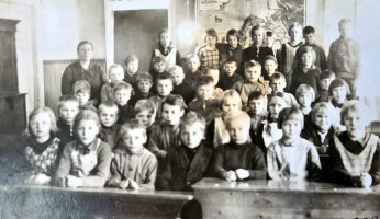 Kirkonkylän/Sipilän oppilaat ja opettaja v. 1933