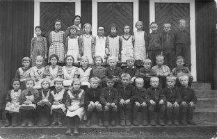 Kirkonkylän/Sipilän oppilaat ja opettaja v. 1935 - 1936