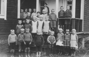 Kirkonkylän/Sipilän oppilaat ja opettaja v. 1936 tai 1937