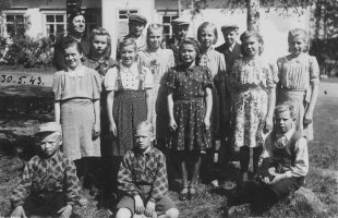 Kirkonkylän/Sipilän oppilaat ja opettaja v. 1943