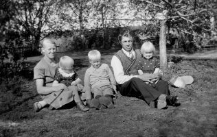 Armas ja Aune Anttolainen perheineen