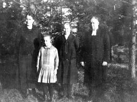 Vahvialan kirkkoherra Aleksander Vehniäinen asui perheensä kanssa uudessa pappilassa sen valmistuttua 1929. Kuvassa pappisperhe, vas. Elli Vehniäinen, lapset Elsa ja Aino, oikealla Alesander Vehniäinen. Vanha pappila 1926-27 (Leena Räsänen)