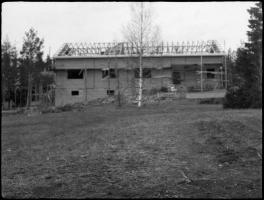 Vahvialan pappilaa rakennetaan. Vahvialan kirkonkylän uusi pappila, kuvaaja Jalmari Lankinen 1928 (Lappeenrannan museot Juha Lankisen kokoelma)