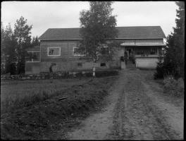 Vahvialan pappilan rakennustyö tuli valmiiksi kesällä 1929. Vahvialan uuden pappilan suunnitteli arkkitehti Jalmari Lankinen. Pappilassa asui kirkkoherra Aleksanteri Vehniäinen ja Elli Virolainen (Vironmäki). Vahvialan kirkonkylän uusi pappila, kuvaaja Jalmari Lankinen 1928 (Lappeenrannan museot Juha Lankisen kokoelma)
