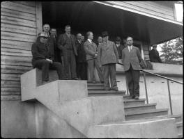 Seurakunnan johtohenkilöitä Vahvialan pappilan portailla. Vahvialan kirkonkylän uusi pappila, kuvaaja Jalmari Lankinen 1929 (Lappeenrannan museot Juha Lankisen kokoelma)