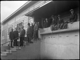 Seurakunnan johtohenkilöitä Vahvialan pappilan portailla. Vahvialan kirkonkylän uusi pappila, kuvaaja Jalmari Lankinen 1929 (Lappeenrannan museot Juha Lankisen kokoelma)