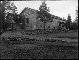 Näkymä lounaasta Saarijärvelle johtavan tien tuntumasta uuden pappilan suuntaan. Vahvialan kirkonkylän uusi pappila, kuvaaja Jalmari Lankinen 1928 (Lappeenrannan museot Juha Lankisen kokoelma)