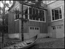 Pappilan länsipäädyssä oli sisäänkäynnit kellarikerroksessa oleviin varasto- ja huoltotiloihin. Vahvialan kirkonkylän uusi pappila, kuvaaja Jalmari Lankinen 1929 (Lappeenrannan museot Juha Lankisen kokoelma)