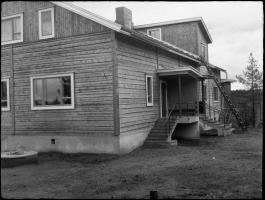 Uuden pappilan itäpäädystä näkymä takapihalle, jossa sisäänkäynnit mm pappilan asuintiloihin. Vahvialan kirkonkylän uusi pappila, kuvaaja Jalmari Lankinen 1929 (Lappeenrannan museot Juha Lankisen kokoelma)