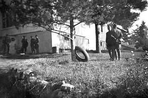 Pappilaan eivät kaikki päässet sisälle sillä pappila oli jatkosodan syksyn aikana jonkin aikaa sotavankileirinä kuten portin pielessä olevassa kyltissä luki. Pihalla vartio-osaston upseereja sekä miehistöä. Uusi pappila 1941 (Leena Räsänen)