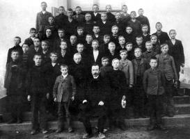 Rippikuva Viipurin maaseurakunnan rippikoululaisista on vuodelta 1908.