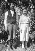 Isäntäpari Juhana Antinpoika Vahvelainen s. 1888 ja Eeva o.s. Rakkolainen s. 1892.