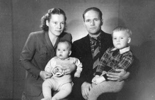 Aili o.s. Vahvelainen s. 1920 perheineen