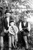  Anton Antinpoika Vahvelainen s. 1894 ja Juho Vahvelaisen poika Niilo s. 1919.