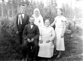 Vanhemmat Heikki ja Maria Vahvelainen. Takana hääpari