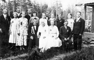 Sukulaisia Sulo ja Aili Vahvelaisen häissä. 