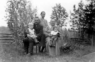 Kuuselan pihassa Heikki ja Maria Vahvelainen