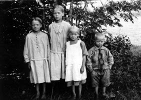 Juho ja Karoliina Vahvelaisen  lapset Vieno, Toini, Elina ja Niilo