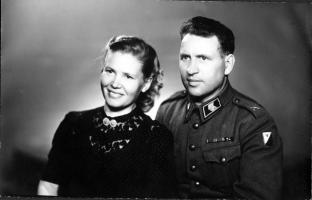 Toini Vahvelaisen ja Mikko Mälkin kihlajaiset 1943