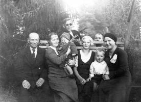 Elna lapsenhoitajana