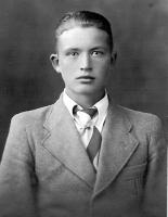 Niilo Vahvelaisen s. 1921 rippikuva