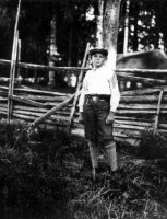 Eino Vahvelainen hevostarhan vierellä