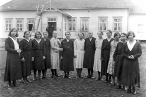 Lähetysompeluseuran väkeä Tervajärven koululla
