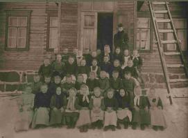Tervajärven kansakoulu valmistui v 1901. Tämä on toistaiseksi vanhin koulukuva kyseisestä koulusta. Opettaja Hilma Lampen aloitti opettajana v 1904. Oppilaista toistaiseksi tunnistettu varmuudella ainoastaan Konsta Heikinp. Mälkki (s.1896) ja hänen vieressä oikealla Tilda Juhontr. Käki (s. 1896). Takarivin vasemmassa reunasaa saattaa olla Juhana Juhonp. Mälkki (s. 1894). Tervajärvi 1900-luvun alku. (Eero Poikela)