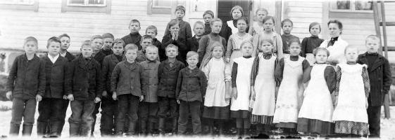 Koululaisia 1910-luvulla, opettaja Hilma Lampen, koululaiset syntyneet 1899-1903. (Mälkin kuvakokoelma)