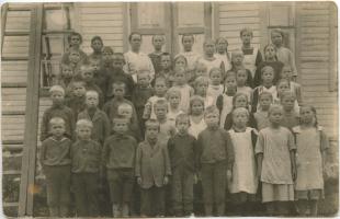 Koululaisia 1910-luvun loppupuolelta