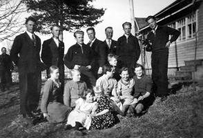 Äitienpäivän ohjelmatoimikunta Harjulan pihalla