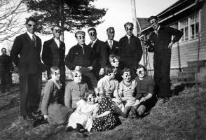 Äitienpäivän ohjelmatoimikunta Harjulan pihalla