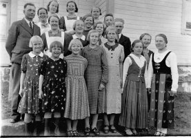 Emäntiä ja esiintyjiä koululla keväällä 1939