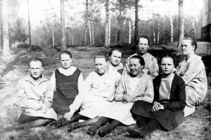 Lampenin kanssa. Vas. Eila Turtia, Ida Huovilainen, Martta Mälkki, takana Hilja Koskelainen, Mimmi Koskelainen, takana rva Peräkylä, Aira Turtia ja Hilma Lampen. Tervajärvi 1930-luku (Mälkin kuvakokoelma)