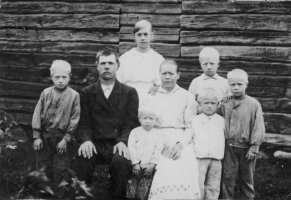 Juho Rakkolainen Ida-vaimonsa ja perheensä kanssa