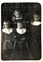 Tytöt seisomassa vasemmalta Aili, Toini ja Helvi, istumassa Toivo