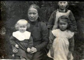 Anna Sipiläinen, Viola Messo, Olga Sipiläinen, edessä Helvi