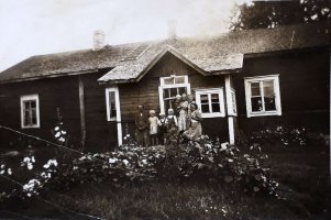  Harjulan taloon majoittuneita paluumuuttajia kesällä 1942