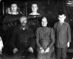 Hakalan Turtiat perhekuvassa n. 1918
